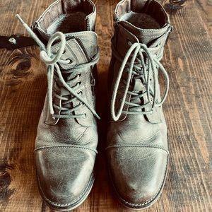Men’s Grey, Cap Toe, fleece lined boots. Size 9.